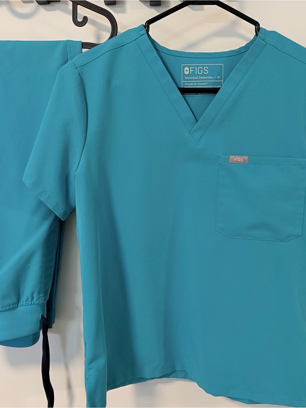 FIGS Women's Scrub Set